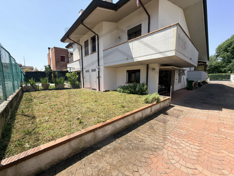 ABANO TERME - Elegante porzione di bifamiliare situata nel cuore del tranquillo quartiere residen...