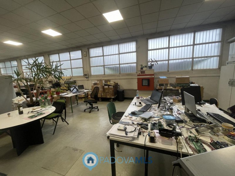 Immobile in esclusiva al Gruppo Padova MLS Nel cuore pulsante della zona produttiva di Limena, pr...