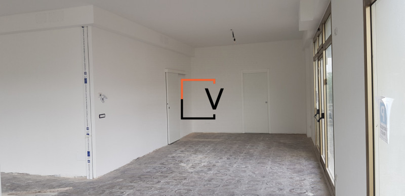 V390 - Proponiamo in vendita in centro a Preganziol ampio negozio di 150 mq, con 4 vetrine e 10 p...