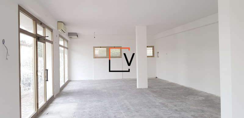 V390 - Proponiamo in vendita in centro a Preganziol ampio negozio di 150 mq, con 4 vetrine e 10 p...