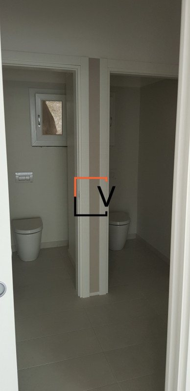 V390 - Proponiamo in vendita in centro a Preganziol ampio negozio di 150 mq, con 4 vetrine e 10 p...