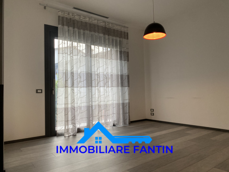 Rif. RA1 Immobiliare Fantin propone in affitto porzione di casa in orizzontale con ingresso semi ...