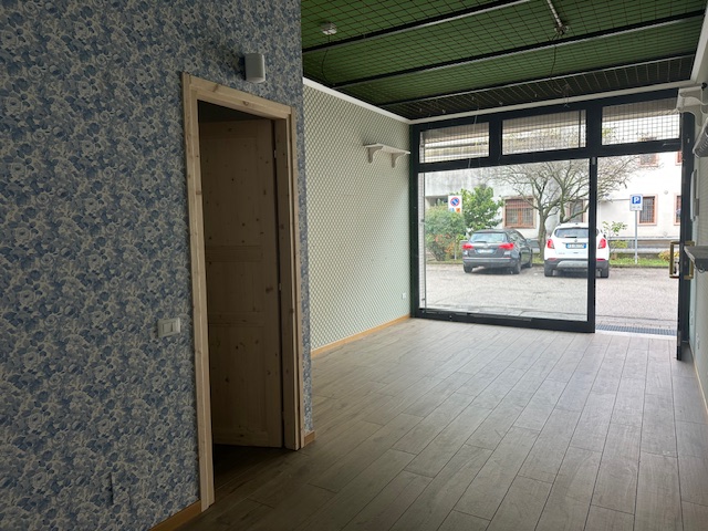 In una posizione strategica, nel centro pulsante di Mejaniga, proponiamo un affascinante negozio ...