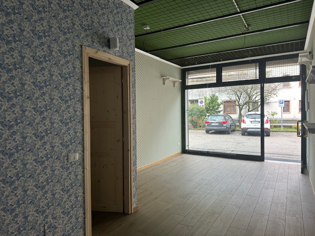 In una posizione strategica, nel centro pulsante di Mejaniga, proponiamo un affascinante negozio ...