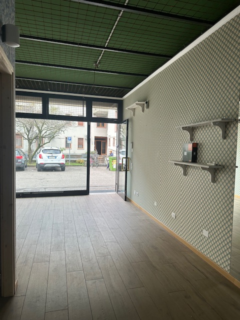 In una posizione strategica, nel centro pulsante di Mejaniga, proponiamo un affascinante negozio ...