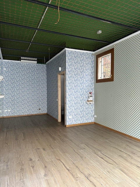 In una posizione strategica, nel centro pulsante di Mejaniga, proponiamo un affascinante negozio ...