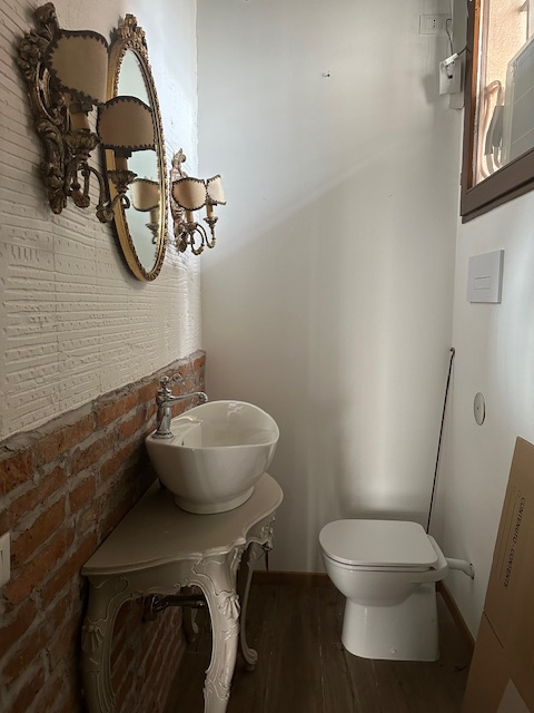 In una posizione strategica, nel centro pulsante di Mejaniga, proponiamo un affascinante negozio ...