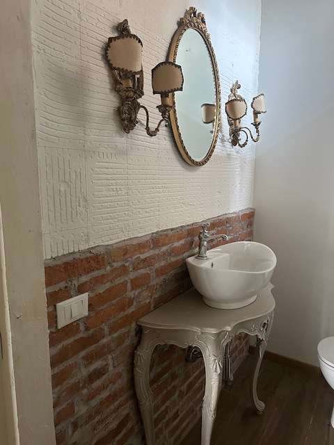 In una posizione strategica, nel centro pulsante di Mejaniga, proponiamo un affascinante negozio ...