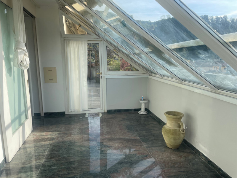 Nel cuore di Valdagno, proponiamo in vendita uno spettacolare attico di 272 mq servito da ascenso...