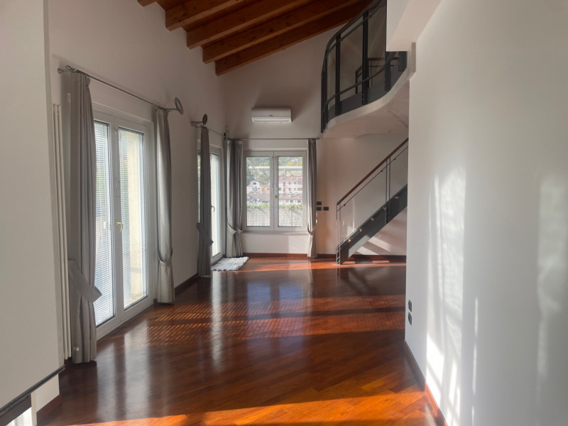 Nel cuore di Valdagno, proponiamo in vendita uno spettacolare attico di 272 mq servito da ascenso...