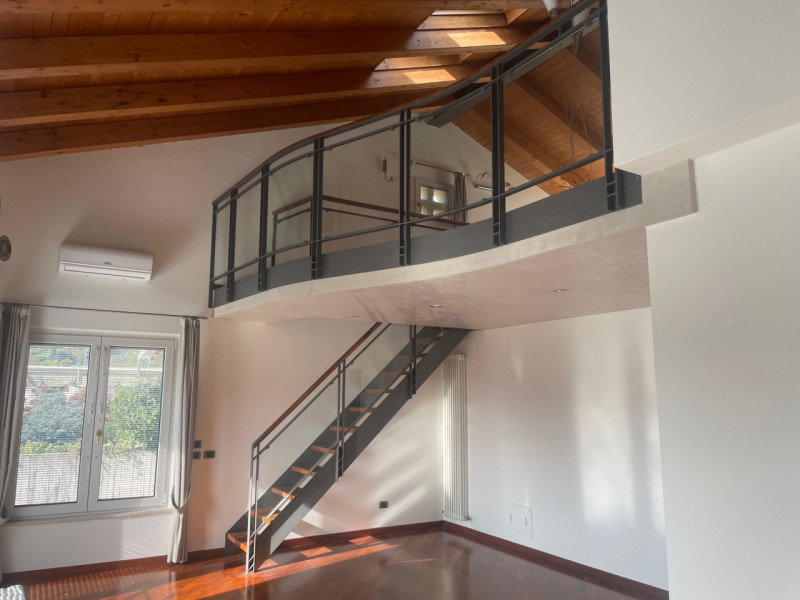 Nel cuore di Valdagno, proponiamo in vendita uno spettacolare attico di 272 mq servito da ascenso...