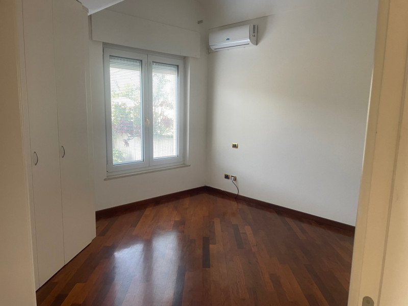 Nel cuore di Valdagno, proponiamo in vendita uno spettacolare attico di 272 mq servito da ascenso...