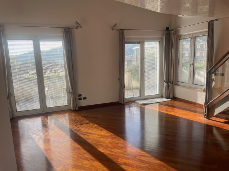 Nel cuore di Valdagno, proponiamo in vendita uno spettacolare attico di 272 mq servito da ascenso...