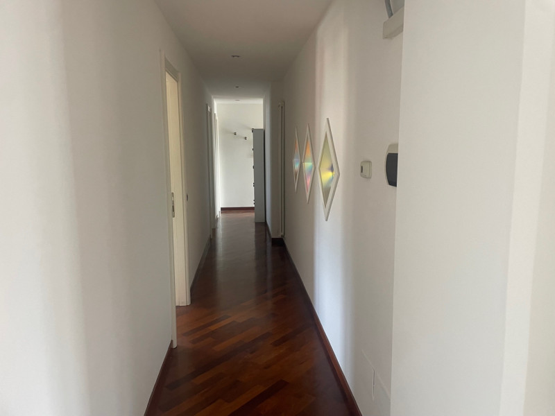 Nel cuore di Valdagno, proponiamo in vendita uno spettacolare attico di 272 mq servito da ascenso...