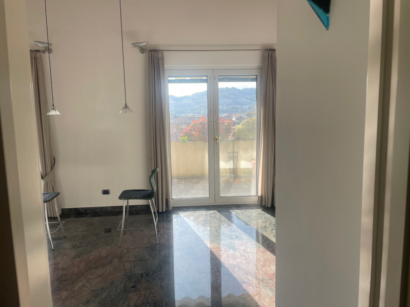 Nel cuore di Valdagno, proponiamo in vendita uno spettacolare attico di 272 mq servito da ascenso...