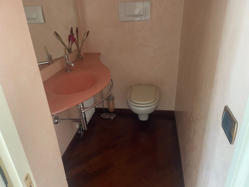 Nel cuore di Valdagno, proponiamo in vendita uno spettacolare attico di 272 mq servito da ascenso...