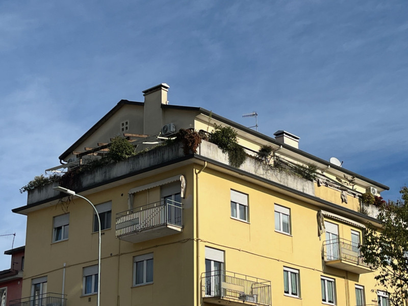 Nel cuore di Valdagno, proponiamo in vendita uno spettacolare attico di 272 mq servito da ascenso...