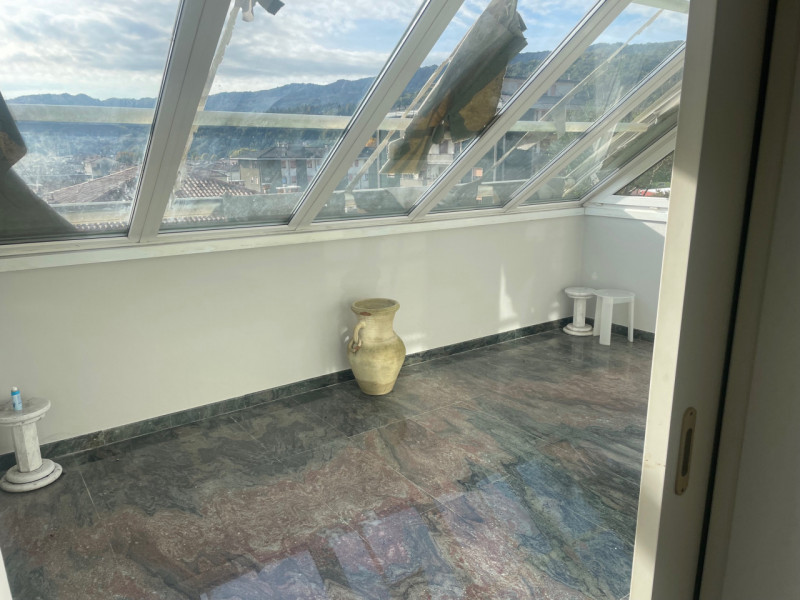 Nel cuore di Valdagno, proponiamo in vendita uno spettacolare attico di 272 mq servito da ascenso...