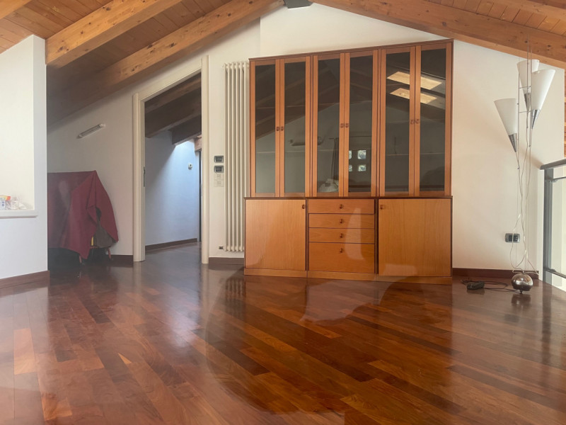 Nel cuore di Valdagno, proponiamo in vendita uno spettacolare attico di 272 mq servito da ascenso...