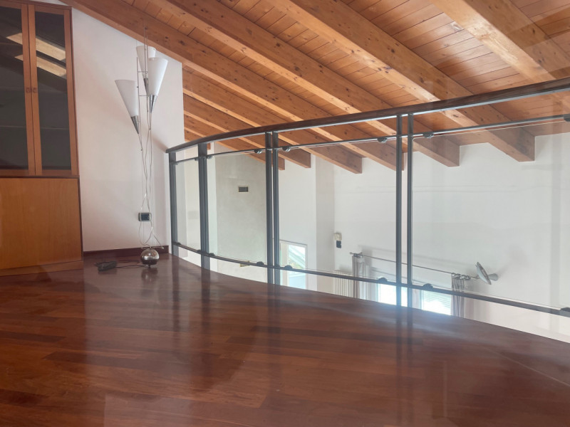 Nel cuore di Valdagno, proponiamo in vendita uno spettacolare attico di 272 mq servito da ascenso...