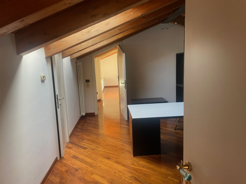 Nel cuore di Valdagno, proponiamo in vendita uno spettacolare attico di 272 mq servito da ascenso...