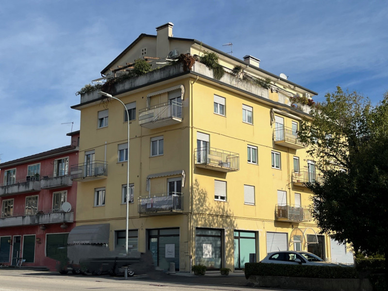 Nel cuore di Valdagno, proponiamo in vendita uno spettacolare attico di 272 mq servito da ascenso...