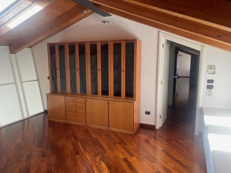 Nel cuore di Valdagno, proponiamo in vendita uno spettacolare attico di 272 mq servito da ascenso...