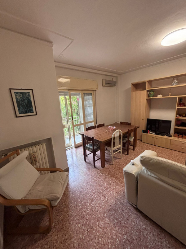 Appartamento posto al primo piano e libero da subito. Ingresso, soggiorno di circa 25 mq con cuci...