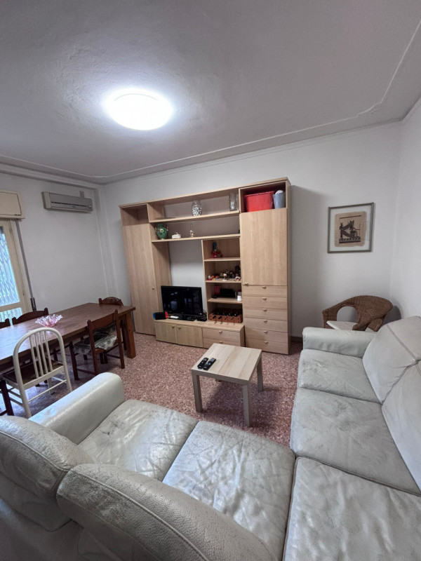 Appartamento posto al primo piano e libero da subito. Ingresso, soggiorno di circa 25 mq con cuci...