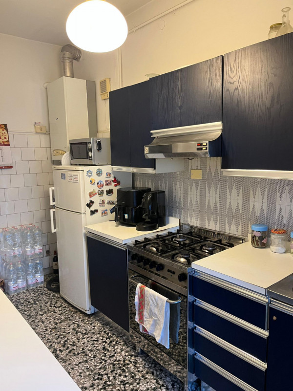 Appartamento posto al primo piano e libero da subito. Ingresso, soggiorno di circa 25 mq con cuci...