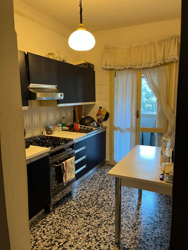 Appartamento posto al primo piano e libero da subito. Ingresso, soggiorno di circa 25 mq con cuci...