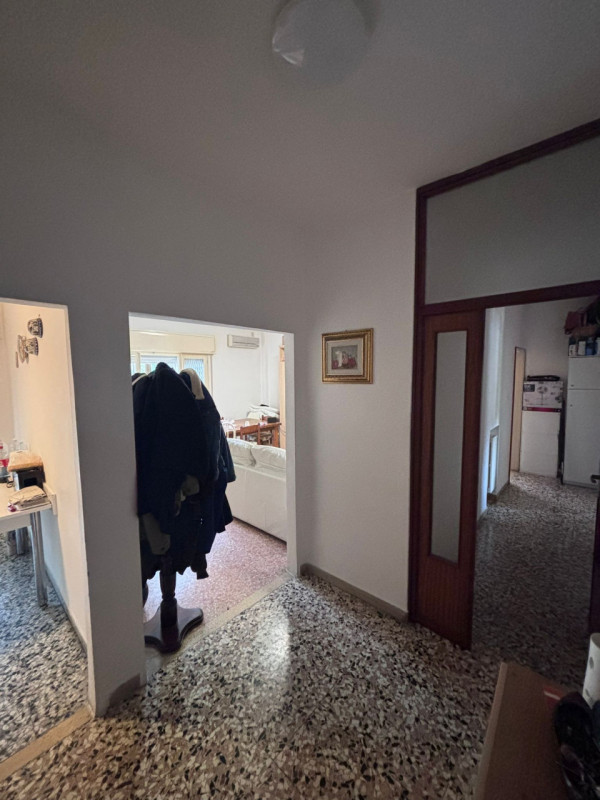 Appartamento posto al primo piano e libero da subito. Ingresso, soggiorno di circa 25 mq con cuci...