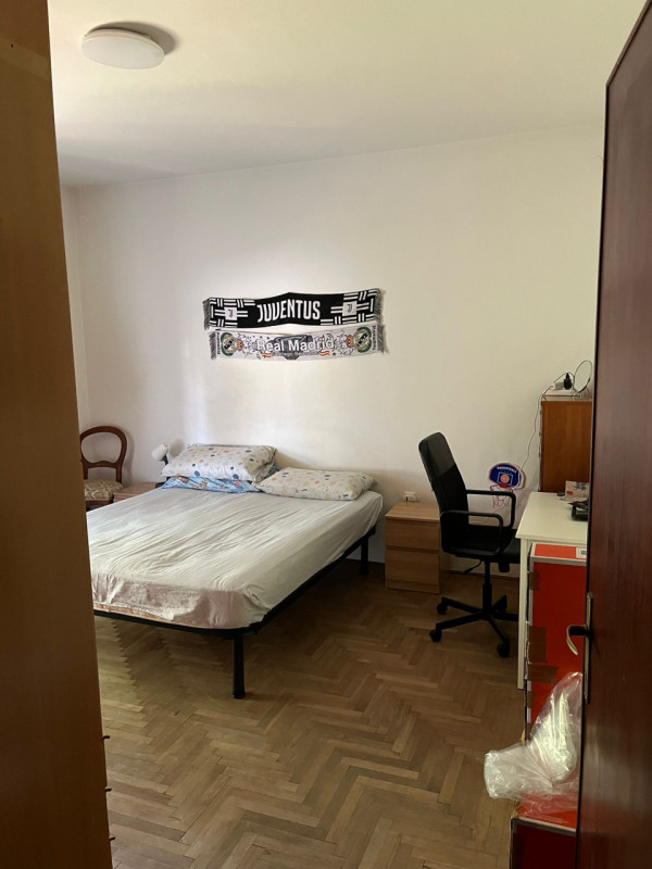 Appartamento posto al primo piano e libero da subito. Ingresso, soggiorno di circa 25 mq con cuci...