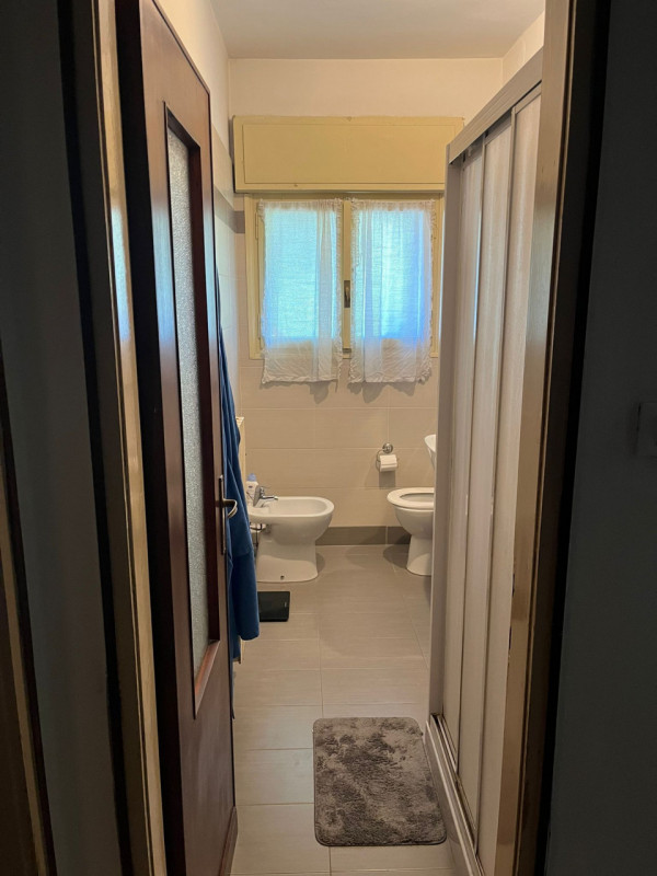 Appartamento posto al primo piano e libero da subito. Ingresso, soggiorno di circa 25 mq con cuci...