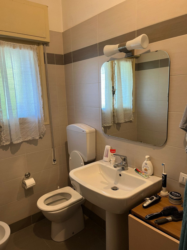 Appartamento posto al primo piano e libero da subito. Ingresso, soggiorno di circa 25 mq con cuci...