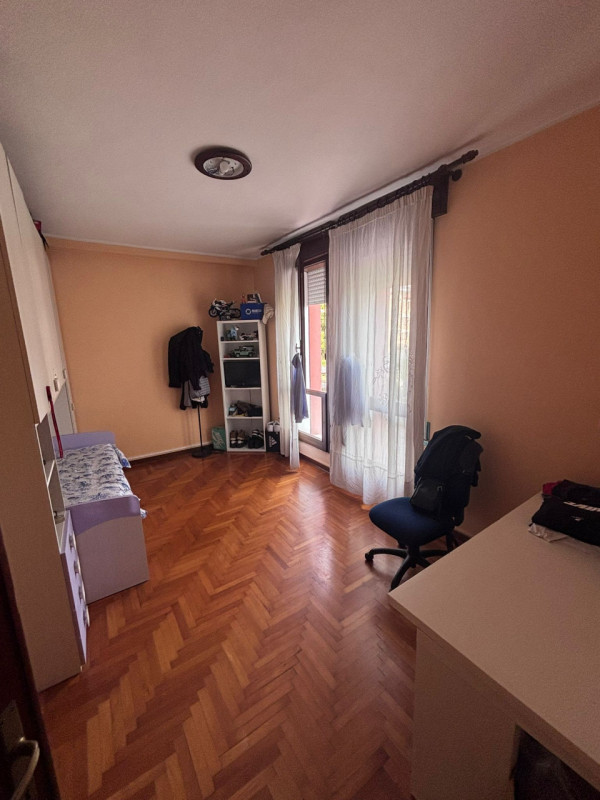 Appartamento posto al primo piano e libero da subito. Ingresso, soggiorno di circa 25 mq con cuci...