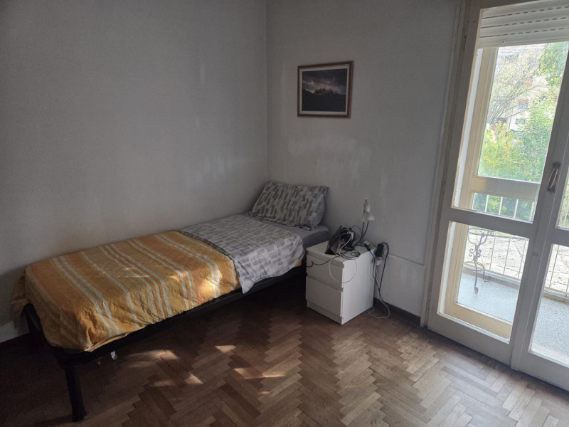 Appartamento posto al primo piano e libero da subito. Ingresso, soggiorno di circa 25 mq con cuci...