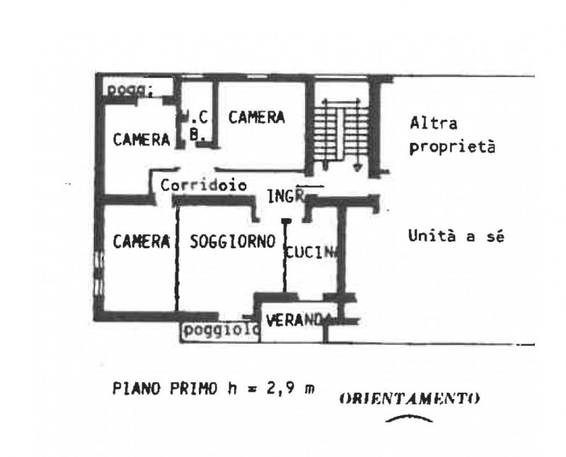 Appartamento posto al primo piano e libero da subito. Ingresso, soggiorno di circa 25 mq con cuci...