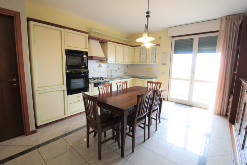 Brugine: appartamento al secondo e ultimo piano senza ascensore composto da ingresso, soggiorno c...