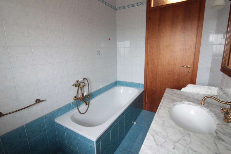 Brugine: appartamento al secondo e ultimo piano senza ascensore composto da ingresso, soggiorno c...