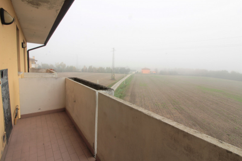 Brugine: appartamento al secondo e ultimo piano senza ascensore composto da ingresso, soggiorno c...