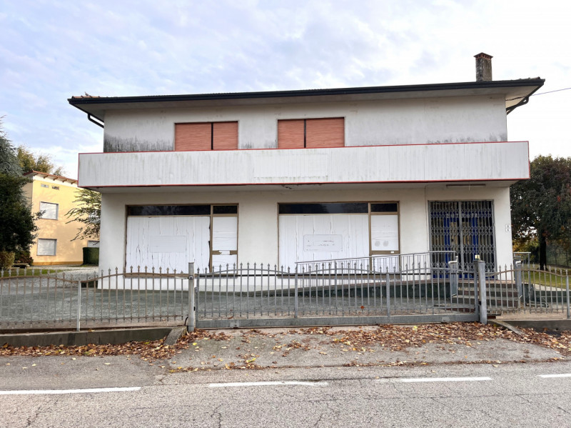 SOSSANO: Proponiamo in affitto un ampio magazzino di totali 347 mq ed altezza interna di 3,17 m, ...