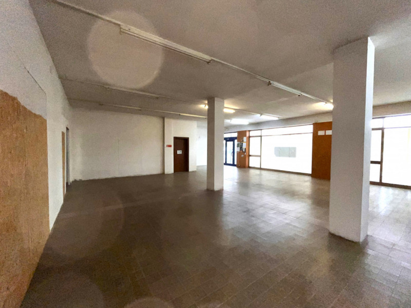 SOSSANO: Proponiamo in affitto un ampio magazzino di totali 347 mq ed altezza interna di 3,17 m, ...