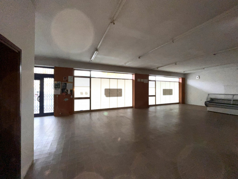 SOSSANO: Proponiamo in affitto un ampio magazzino di totali 347 mq ed altezza interna di 3,17 m, ...