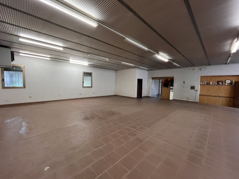 SOSSANO: Proponiamo in affitto un ampio magazzino di totali 347 mq ed altezza interna di 3,17 m, ...