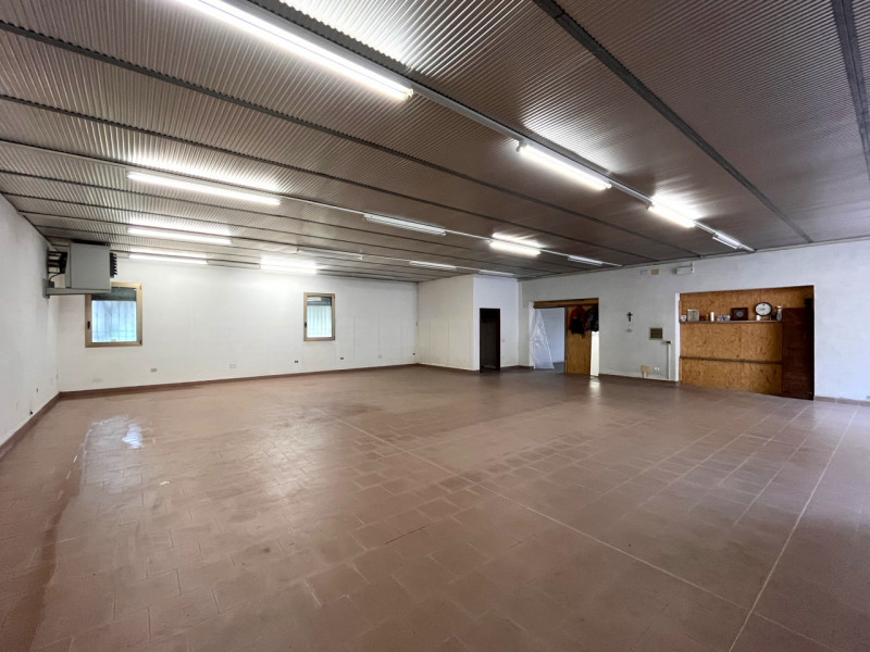 SOSSANO: Proponiamo in affitto un ampio magazzino di totali 347 mq ed altezza interna di 3,17 m, ...