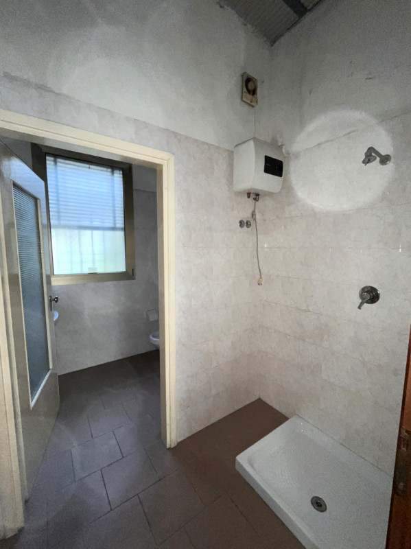 SOSSANO: Proponiamo in affitto un ampio magazzino di totali 347 mq ed altezza interna di 3,17 m, ...