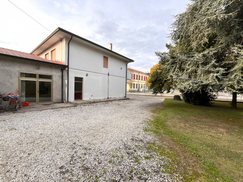 SOSSANO: Proponiamo in affitto un ampio magazzino di totali 347 mq ed altezza interna di 3,17 m, ...