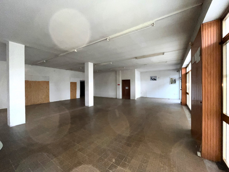 SOSSANO: Proponiamo in affitto un ampio magazzino di totali 347 mq ed altezza interna di 3,17 m, ...