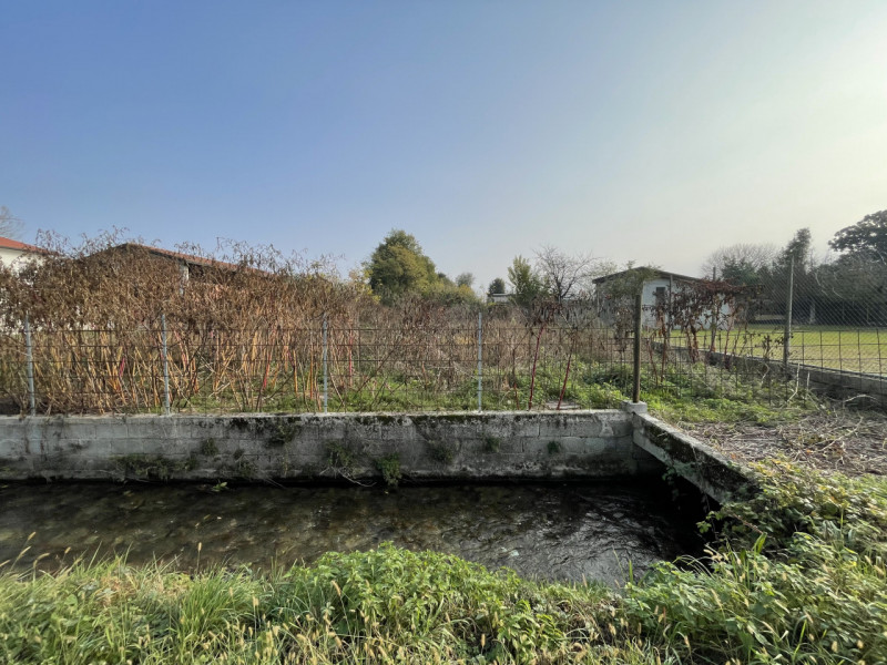 Scopri un'opportunità imperdibile nel cuore di Rossano Veneto! Proponiamo in vendita un terreno e...